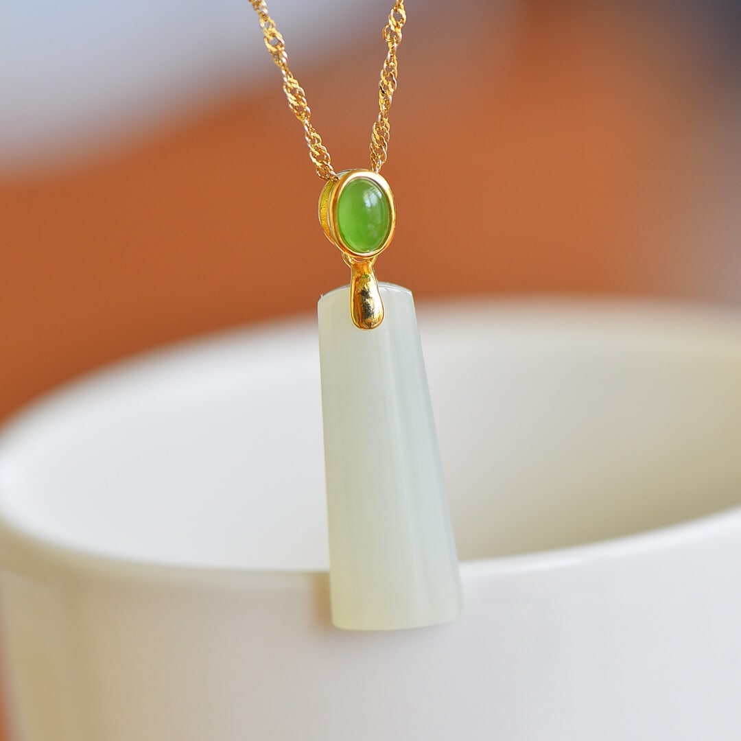 An Exquisite Sterling Silver-Gold Plated Inlaid White Jade Necklace,Inlaid Jasper: An Exquisite Sterling Silver-Gold Plated Inlaid White Jade Necklace,Inlaid Jasper,Size:11mmx27mm 纯银镀金镶白玉项链,嵌碧玉