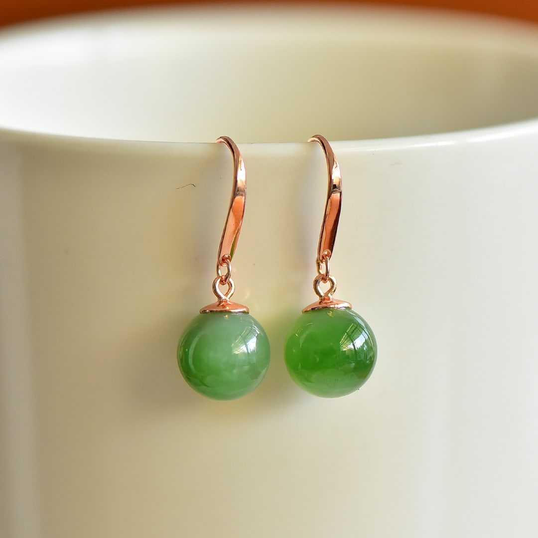 A Pair of Exquisite Sterling Silver Inlaid Jasper Earrings: A Pair of Exquisite Sterling Silver Inlaid Jasper Earrings,Size:10mmx10mm 一对纯银镶碧玉耳环