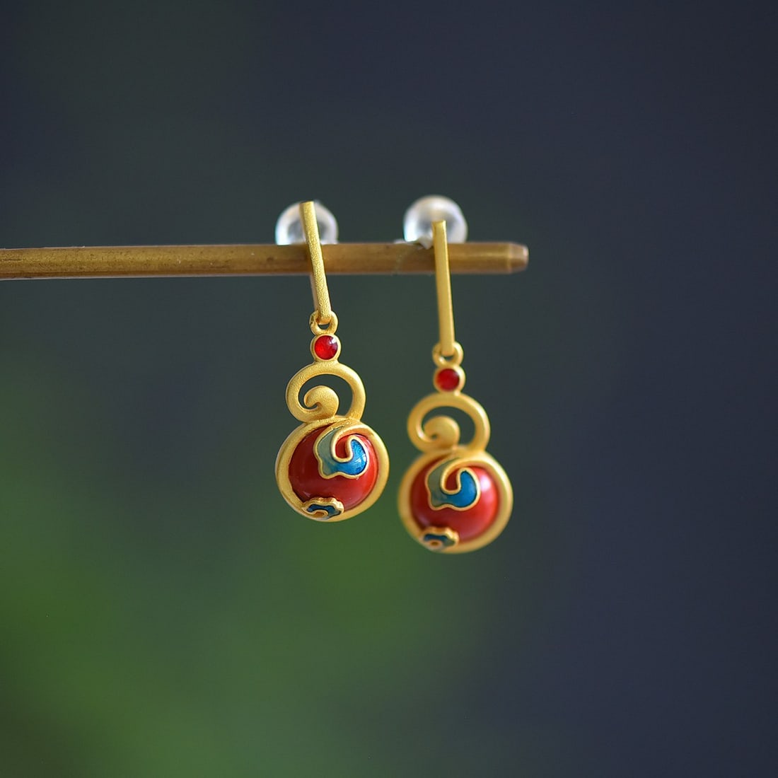 A Pair of Exquisite Sterling Silver-Gold Plated Inlaid Cinnabar Earrings: A Pair of Exquisite Sterling Silver-Gold Plated Inlaid Cinnabar Earrings,Size:8mmx8mm 一对纯银镀金镶朱砂耳环