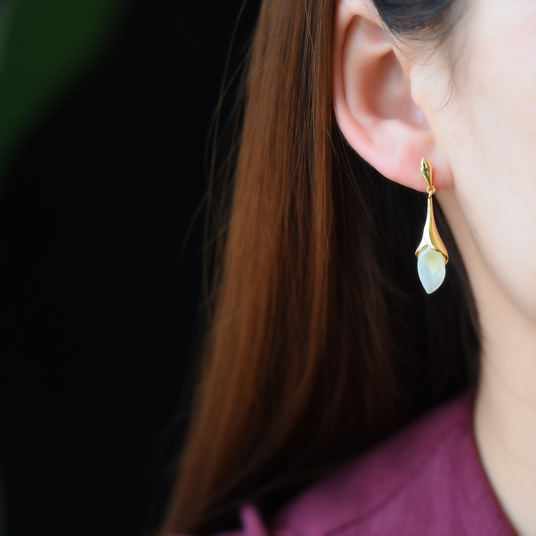 A Pair of Exquisite Sterling Silver-Gold Plated Inlaid White Jade Earrings: A Pair of Exquisite Sterling Silver-Gold Plated Inlaid White Jade Earrings,Size:7mmx14mm 一对纯银镀金镶白玉耳环