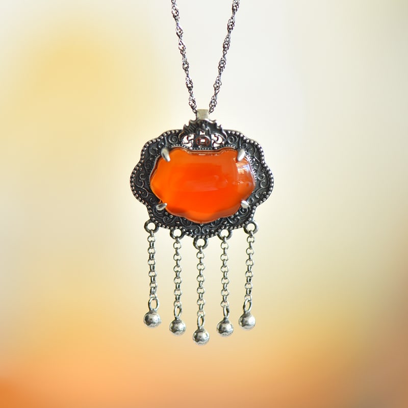 An Exquisite Sterling Silver Inlaid Agate Pendant: An Exquisite Sterling Silver Inlaid Agate Pendant,Size:13mmx18mm 纯银镶玛瑙吊坠