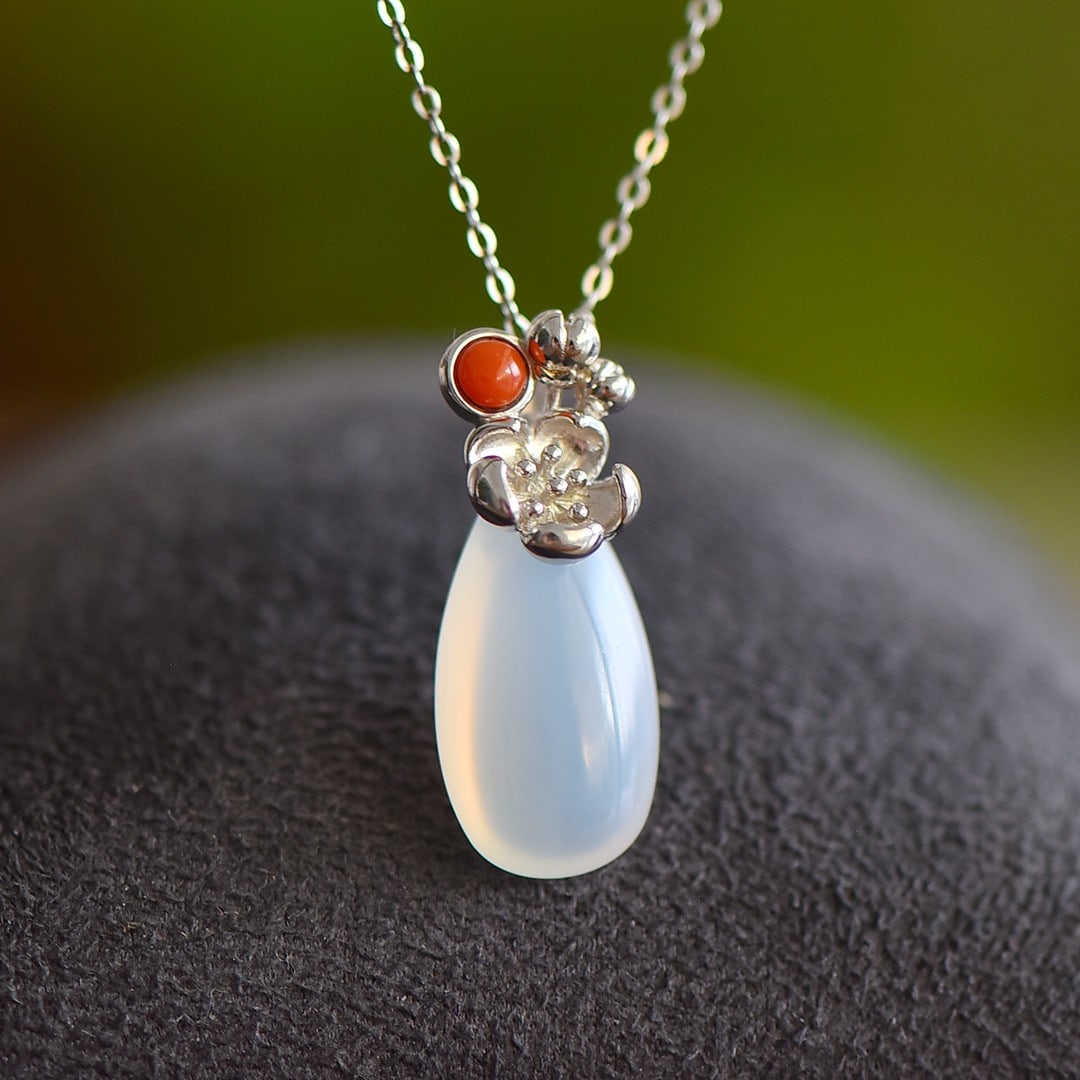 An Exquisite Sterling Silver Inlaid Agate Pendant: An Exquisite Sterling Silver Inlaid Agate Pendant,Size:10mmx20mm 纯银镶玛瑙吊坠