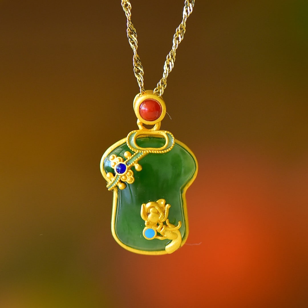 An Exquisite Sterling Silver-Gold Plated Inlaid Jasper Pendant: An Exquisite Sterling Silver-Gold Plated Inlaid Jasper Pendant 纯银镀金镶碧玉吊坠