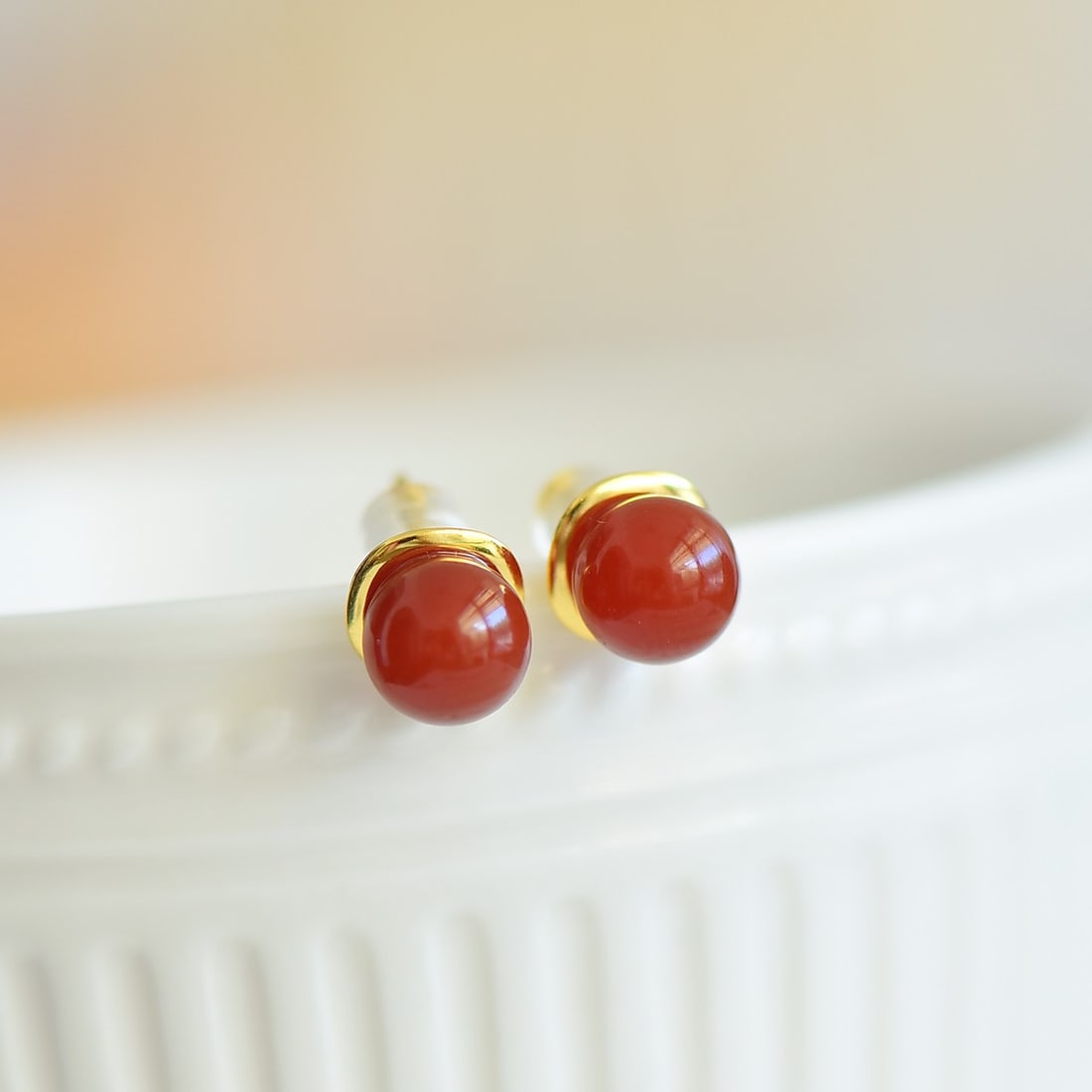 A Pair of Exquisite Sterling Silver-Gold Plated Inlaid Agate Earrings: A Pair of Exquisite Sterling Silver-Gold Plated Inlaid Agate Earrings,Size:8mmx8mm 一对纯银镀金镶玛瑙耳钉