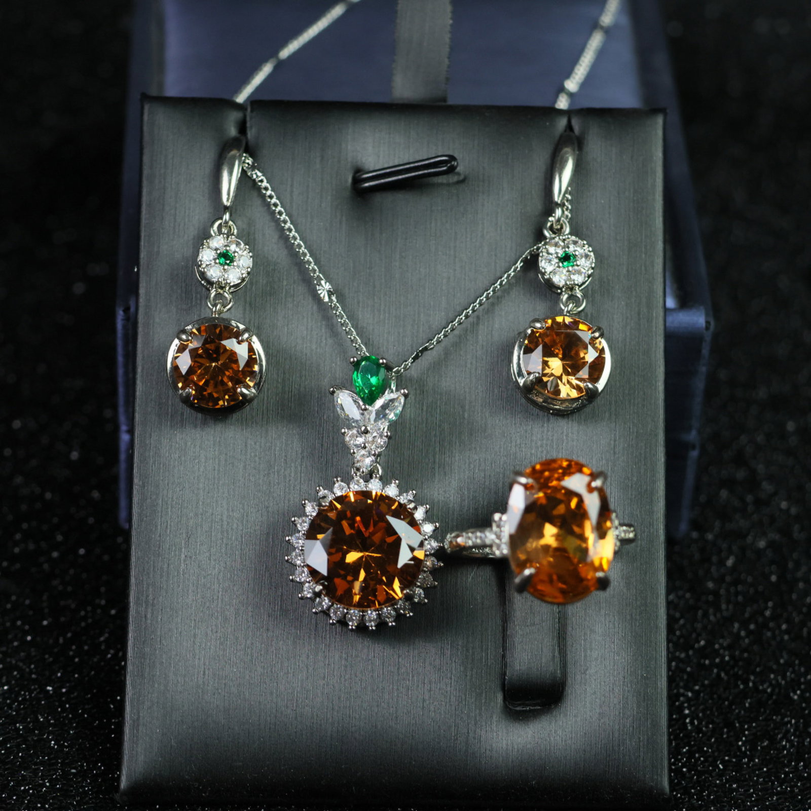 A Set of Fine Jewelry: A Set of Fine Jewelry 一套精美的首饰