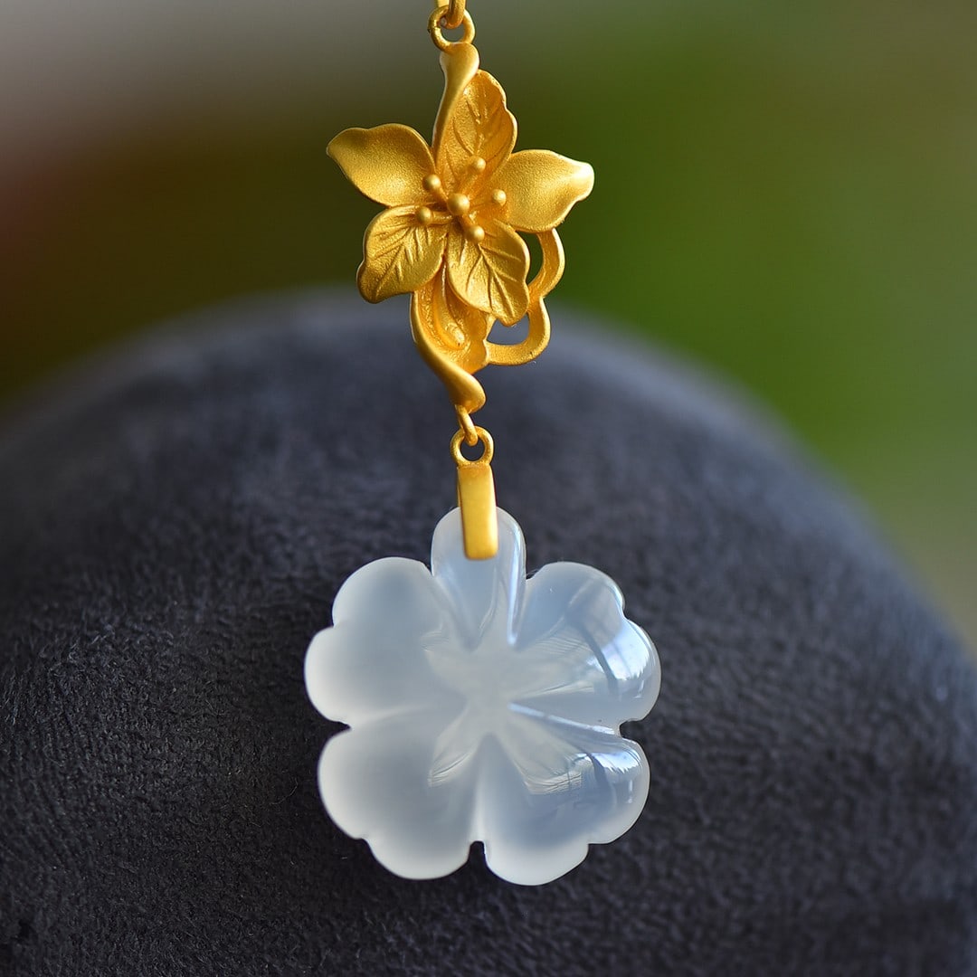 An Exquisite Sterling Silver-Gold Plated Inlaid Agate Pendant: An Exquisite Sterling Silver-Gold Plated Inlaid Agate Pendant,Size:23mmx25mm 纯银镀金镶玛瑙吊坠