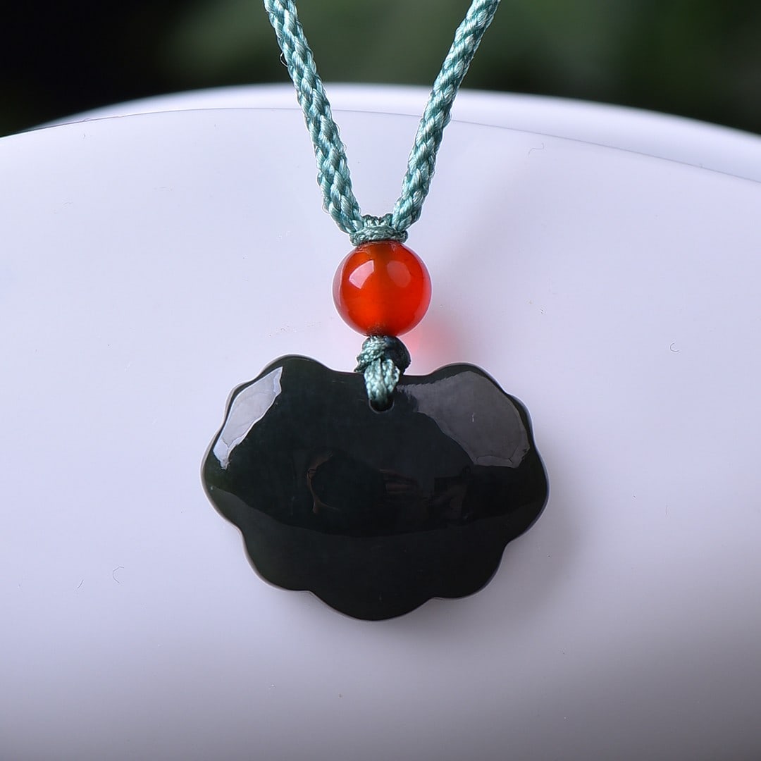 An Exquisite Sapphire Lock-Shaped Pendant: An Exquisite Sapphire Lock-Shaped Pendant,Size:16mmx21mm (寓意) 吉祥 一生平安 健康长寿