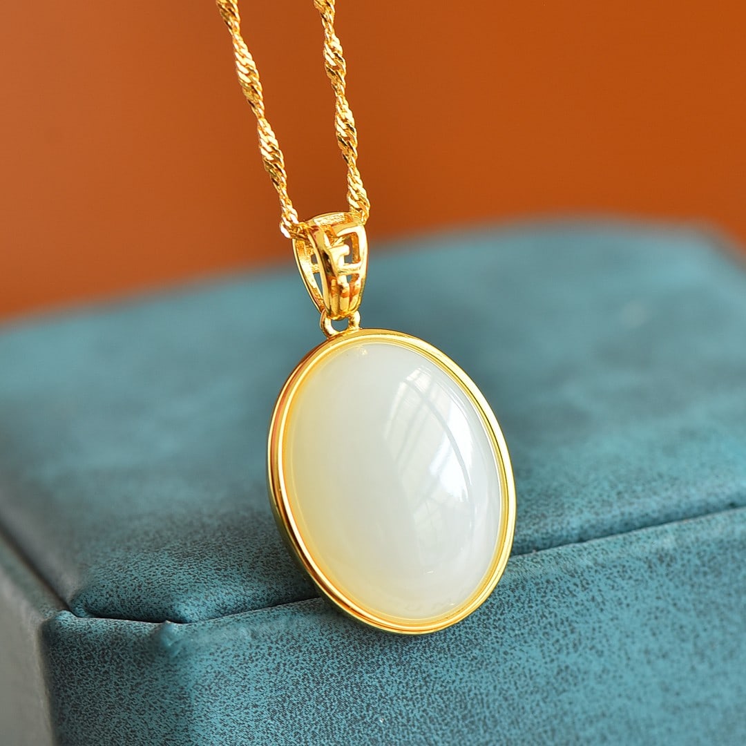 An Exquisite Sterling Silver-Gold Plated Inlaid White Jade Pendant: An Exquisite Sterling Silver-Gold Plated Inlaid White Jade Pendant , Size :15mmx20mm 纯银镀金镶白玉吊坠,尺寸:15mmx20mm