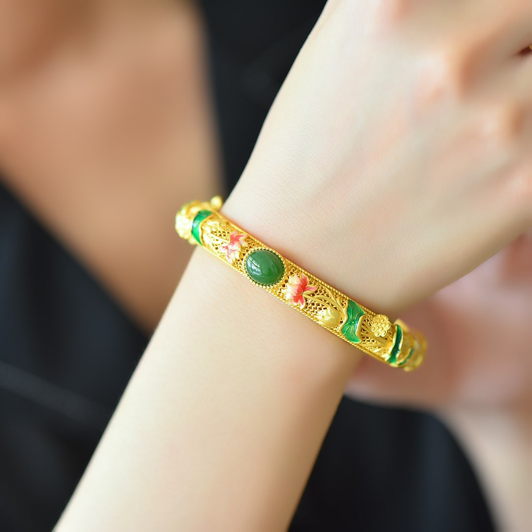 An Exquisite Sterling Silver-Gold Plated Inlaid Jasper Bracelet: An Exquisite Sterling Silver-Gold Plated Inlaid Jasper Bracelet 纯银镀金镶碧玉手镯