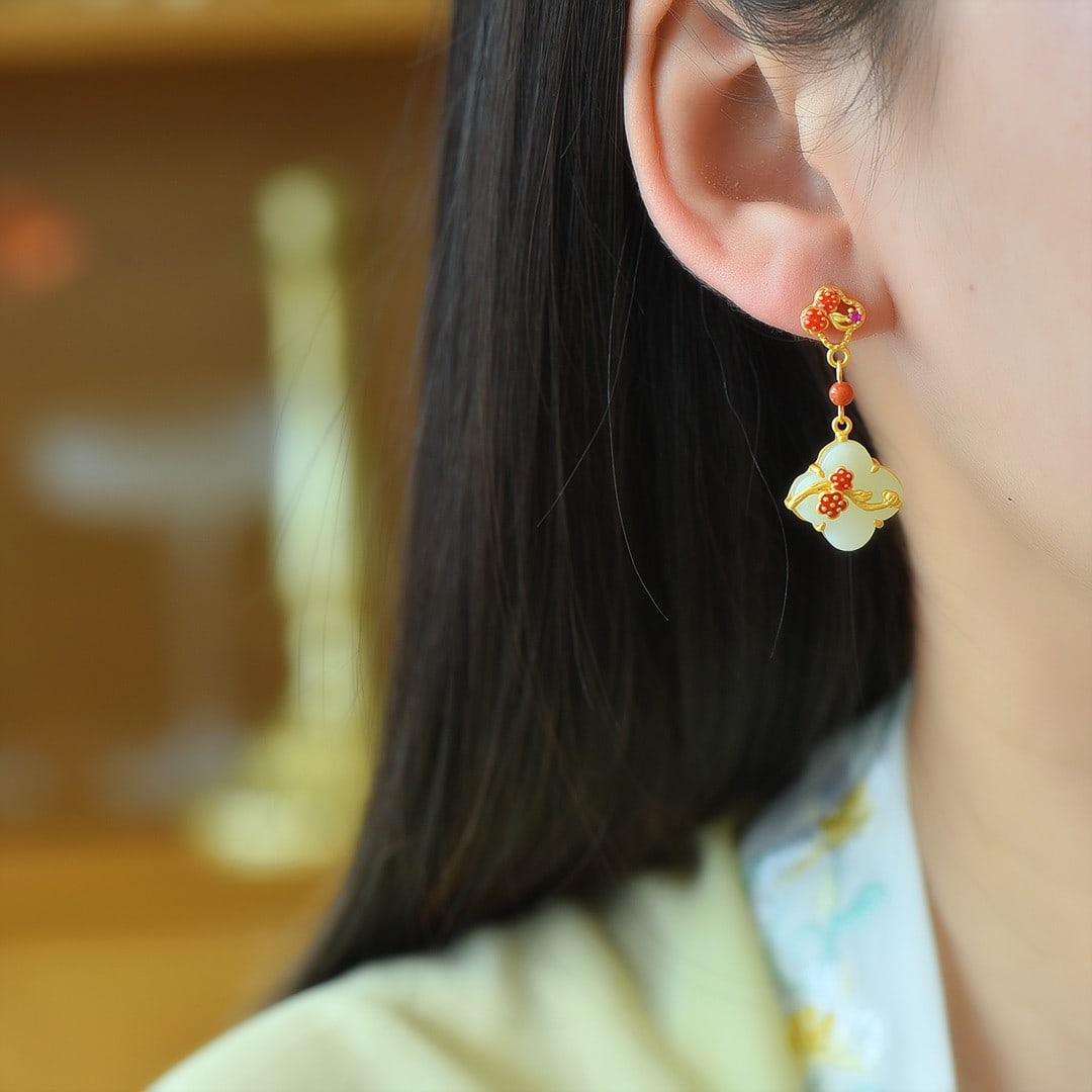 A Pair of Exquisite Sterling Silver-Gold Plated Inlaid White Jade Enamel Earrings: A Pair of Exquisite Sterling Silver-Gold Plated Inlaid White Jade Enamel Earrings,Size:14mmx14mm