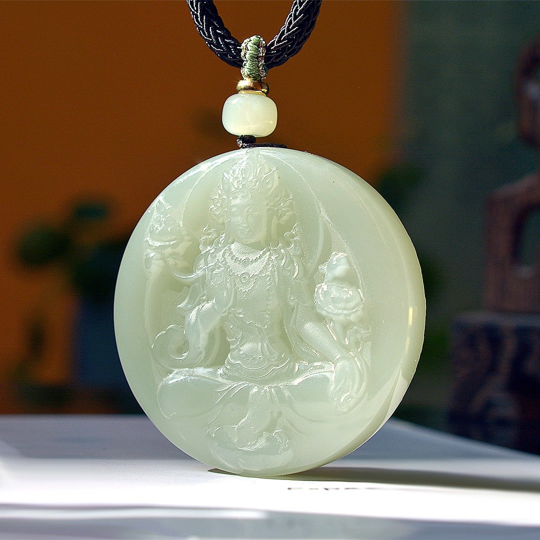 An Exquisite White Jade Statue of Avalokitesvara Pendant: An Exquisite White Jade Statue of Avalokitesvara Pendant,Size:48mmx48mm 白玉观音像挂件