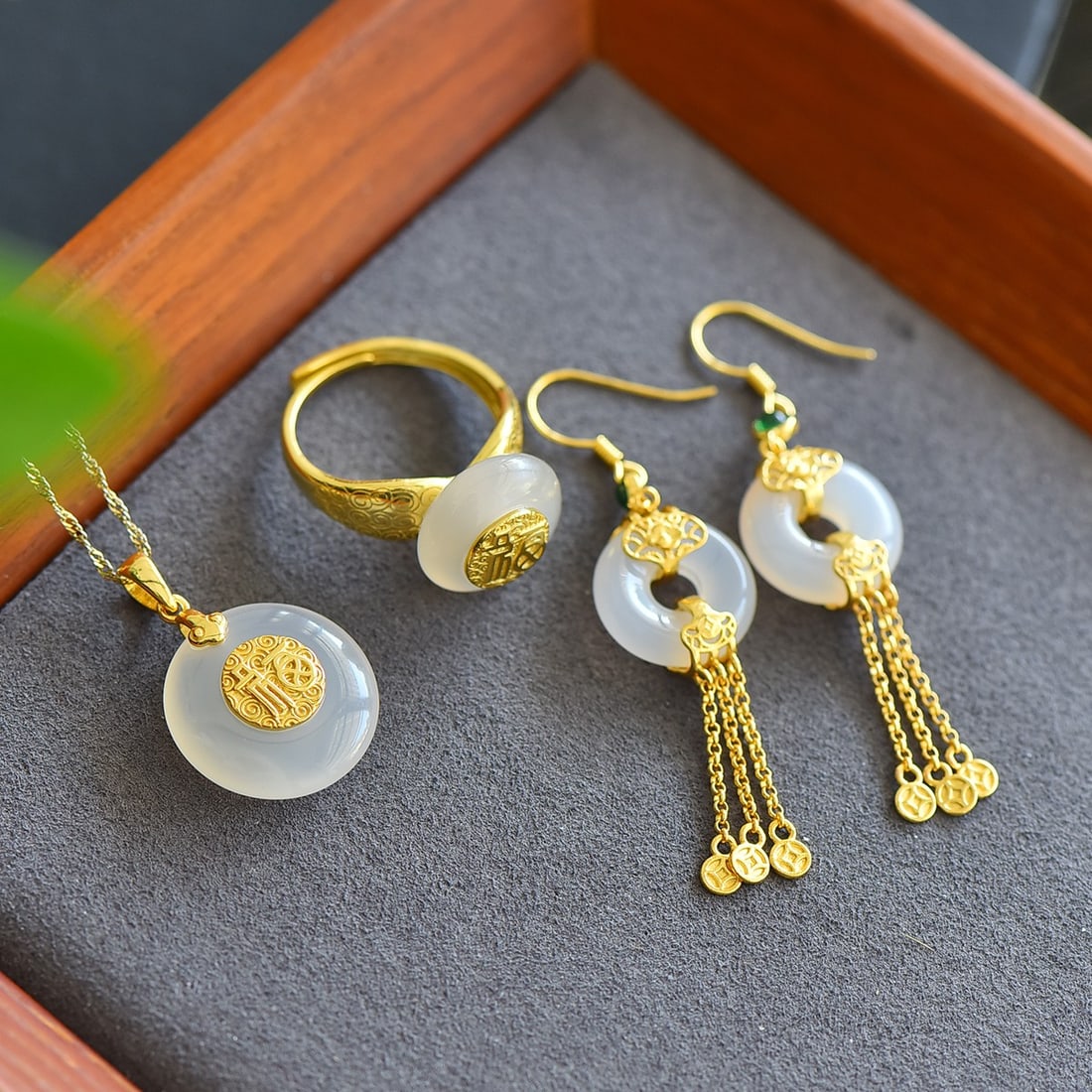 A Set of Fine Sterling Silver-Gold Plated Inlaid Agate Jewelrys: A Set of Fine Sterling Silver-Gold Plated Inlaid Agate Jewelrys 一套纯银镀金镶玛瑙首饰