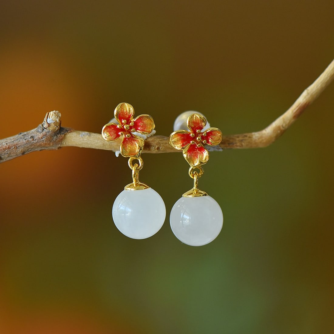 A Pair of Exquisite Sterling Silver-Gold Plated Inlaid White Jade Earrings: A Pair of Exquisite Sterling Silver-Gold Plated Inlaid White Jade Earrings,Size:8mmx8mm 一对纯银镀金镶白玉耳环