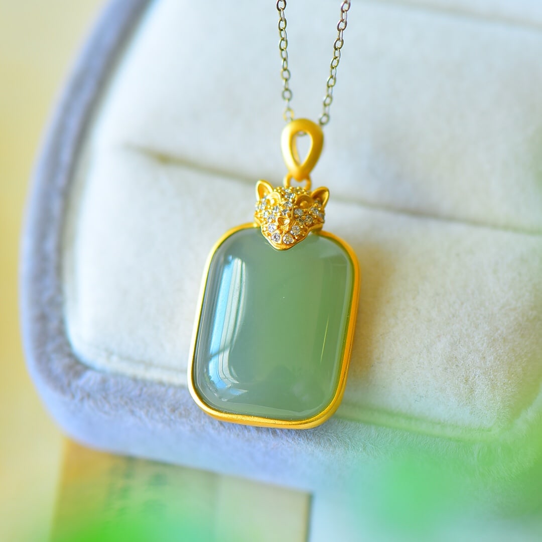An Exquisite Sterling Silver-Gold Plated Inlaid Green Jade Necklace,Inlaid Diamond: An Exquisite Sterling Silver-Gold Plated Inlaid Green Jade Necklace,Inlaid Diamond,Size:17mmx33mm 纯银镀金镶青玉项链,嵌钻石