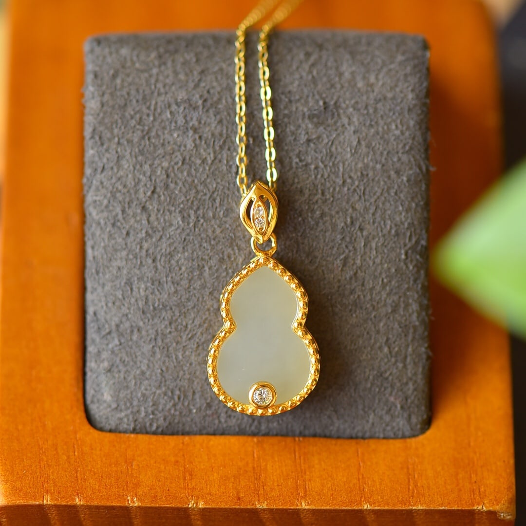 An Exquisite Sterling Silver-Gold Plated Inlaid White Jade Necklace,Inlaid Diamond: An Exquisite Sterling Silver-Gold Plated Inlaid White Jade Necklace,Inlaid Diamond,Size:12mmx24mm 纯银镀金镶白玉项链,嵌钻石