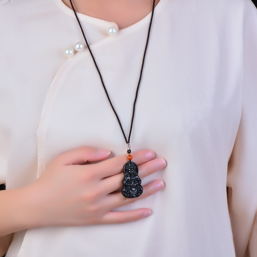 An Exquisite Black and White Jade Statue of Avalokitesvara Pendant: An Exquisite Black and White Jade Statue of Avalokitesvara Pendant,Size:25mmx43mm 黑玉观音挂件