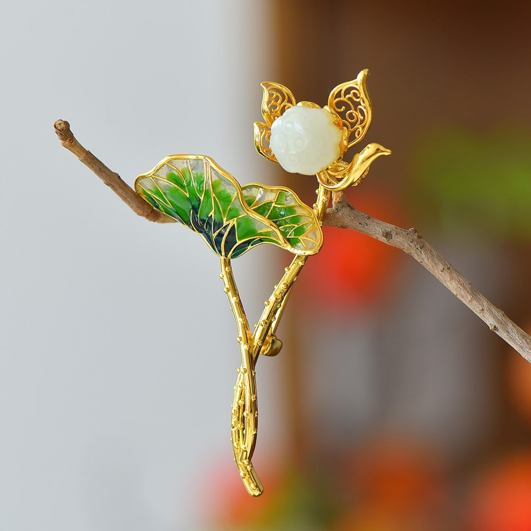 An Exquisite Sterling Silver-Gold Plated Inlaid White Jade Brooch: An Exquisite Sterling Silver-Gold Plated Inlaid White Jade Brooch,Size:12mmx12mm 纯银镀金镶白玉胸针