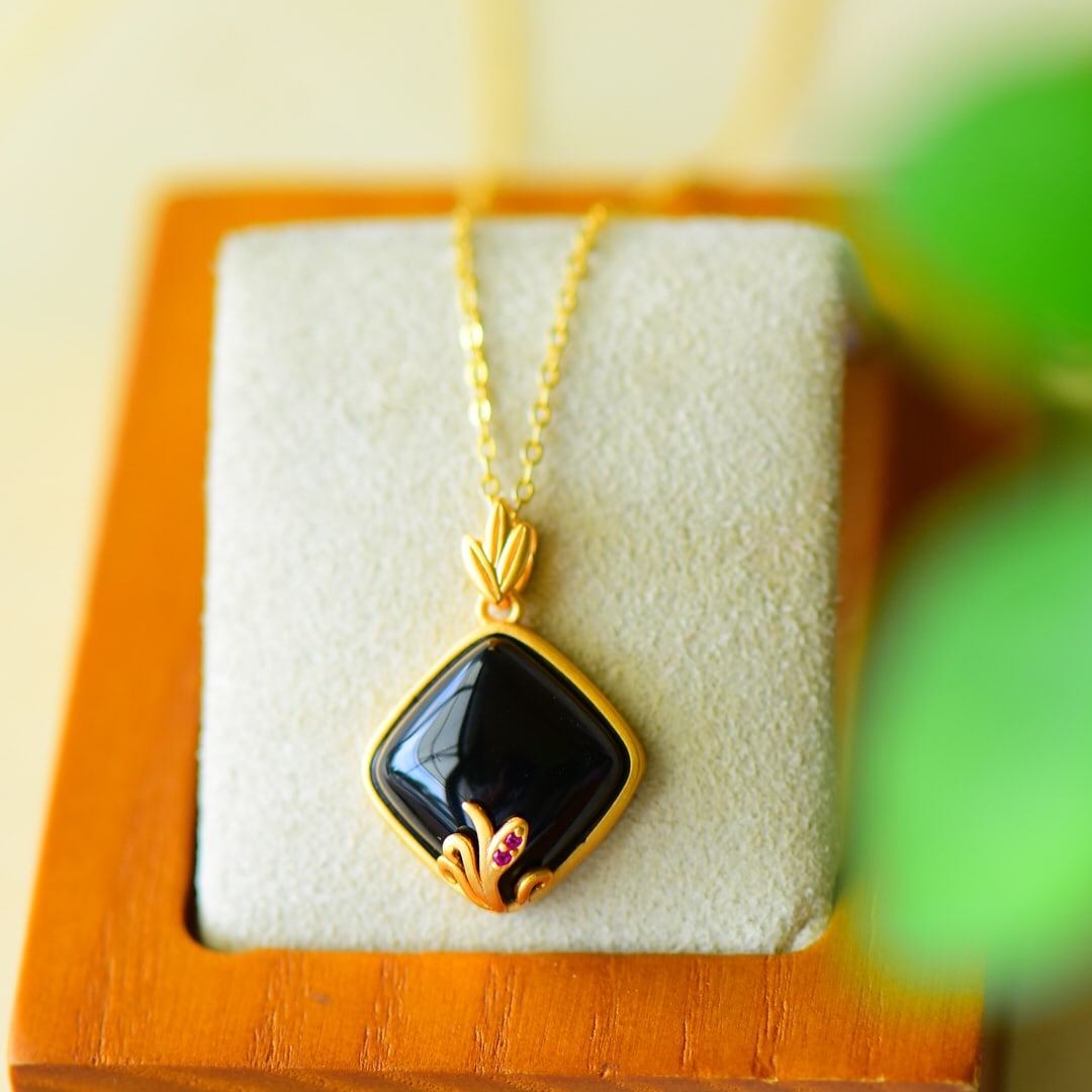 An Exquisite Sterling Silver-Gold Plated Inlaid Black Jade Necklace: An Exquisite Sterling Silver-Gold Plated Inlaid Black Jade Necklace,Size:16mmx23mm 纯银镀金镶墨玉项链