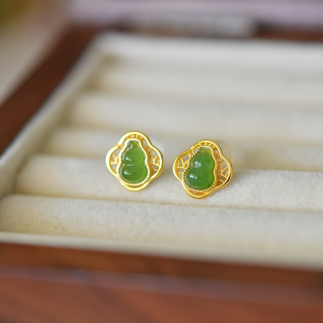 A Pair of Exquisite Sterling Silver-Gold Plated Inlaid Jasper Earrings: A Pair of Exquisite Sterling Silver-Gold Plated Inlaid Jasper Earrings,Size:5mmx7mm 一对纯银镀金镶碧玉耳环
