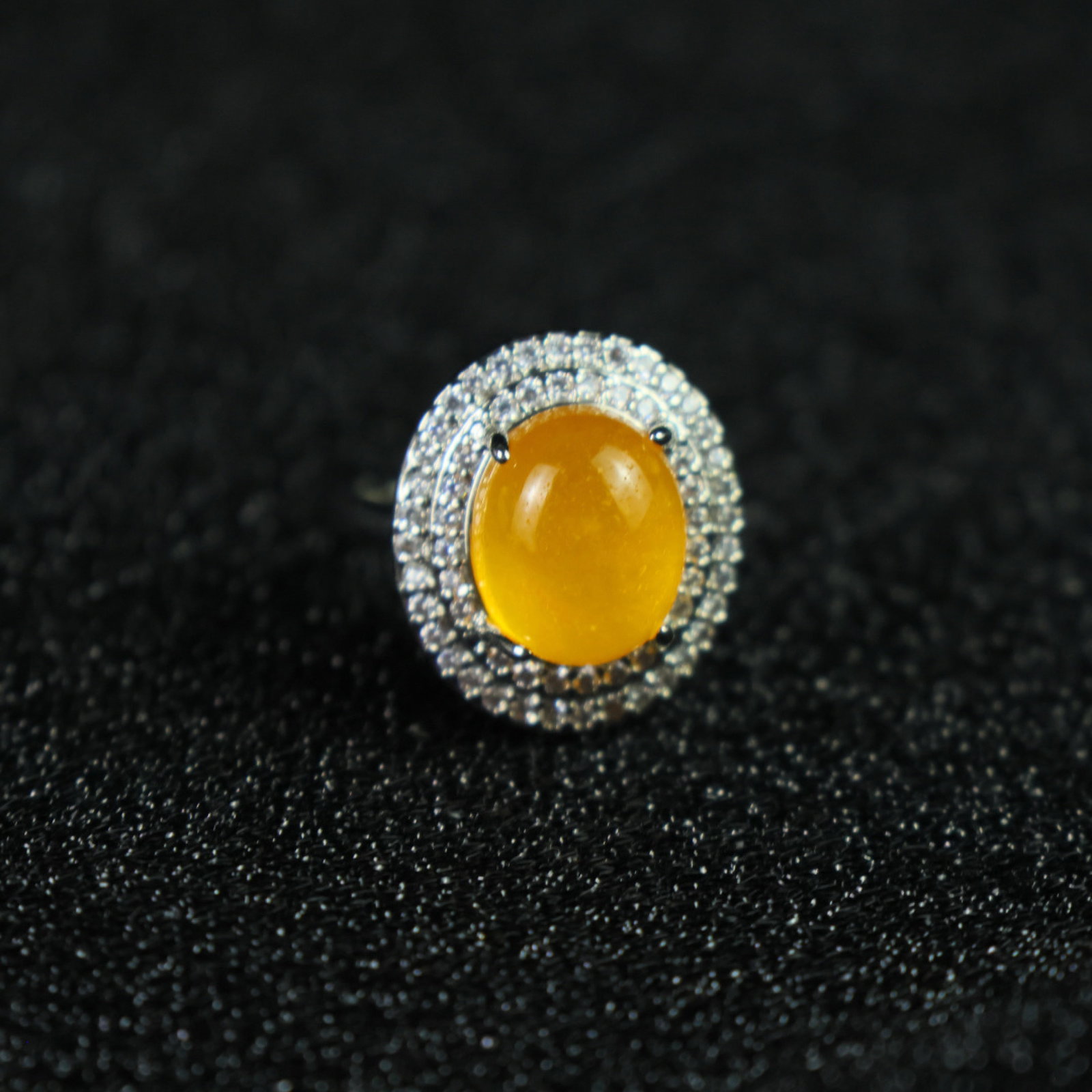 An Exquisite Ring: An Exquisite Ring,Size:12mmx10mm 一个精美的戒指