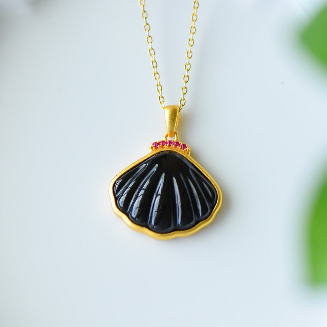 An Exquisite Sterling Silver-Gold Plated Inlaid Black Jade Necklace,Inlaid Diamond: An Exquisite Sterling Silver-Gold Plated Inlaid Black Jade Necklace,Inlaid Diamond,Size:19mmx24mm 纯银镀金镶墨玉项链,嵌钻石