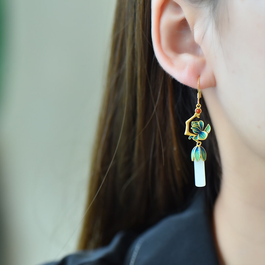 A Pair of Exquisite Sterling Silver-Gold Plated Inlaid White Jade Enamel Earrings: A Pair of Exquisite Sterling Silver-Gold Plated Inlaid White Jade Enamel Earrings,Size:5mmx16mm 一对纯银镀金镶白玉珐琅耳环
