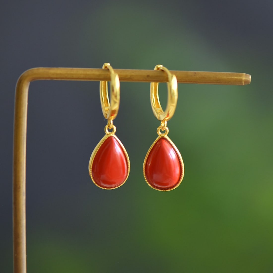 A Pair of Exquisite Sterling Silver-Gold Plated Inlaid Cinnabar Earrings: A Pair of Exquisite Sterling Silver-Gold Plated Inlaid Cinnabar Earrings,Size:8mmx12mm 寓意:财运亨通,水滴石穿