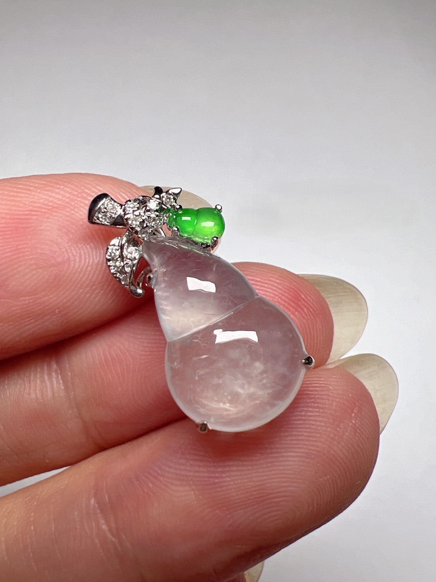 An Exquisite 18k Gold Diamond Inlaid Jadeite Gourd Pendant: An Exquisite 18k Gold Diamond Inlaid Jadeite Gourd Pendant,Size:20.7mmx10.1mmx7.6mm 18k金钻石镶嵌翡翠葫芦吊坠