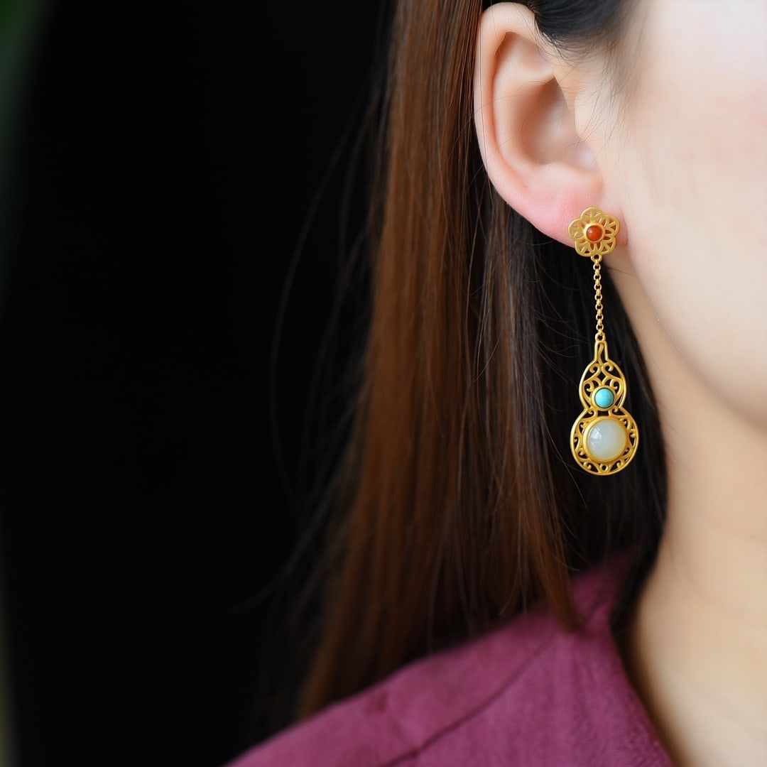 A Pair of Exquisite Sterling Silver-Gold Plated Inlaid White Jade Earrings: A Pair of Exquisite Sterling Silver-Gold Plated Inlaid White Jade Earrings,Size:8mmx8mm 一对纯银镀金镶白玉耳环