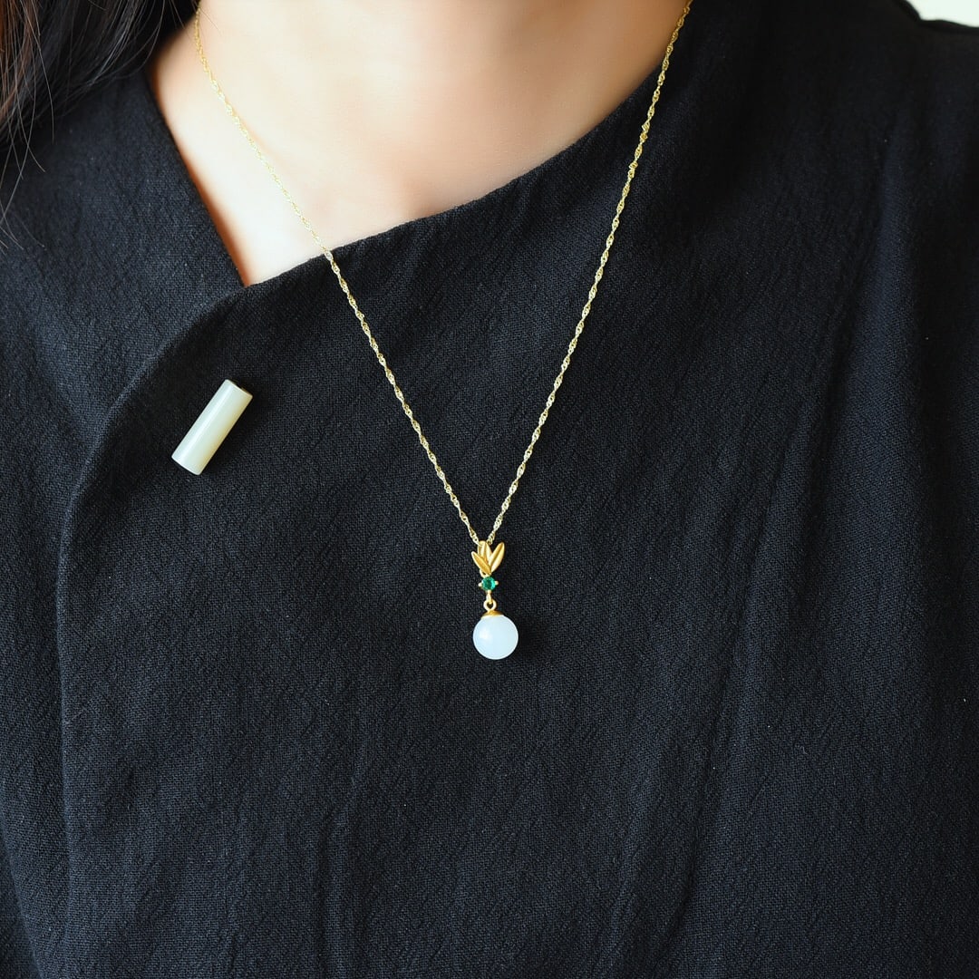 An Exquisite Sterling Silver-Gold Plated Inlaid White Jade Necklace, Inlaid Diamond: An Exquisite Sterling Silver-Gold Plated Inlaid White Jade Necklace, Inlaid Diamond,Size:10mmx10mm 纯银镀金镶白玉项链,嵌钻石