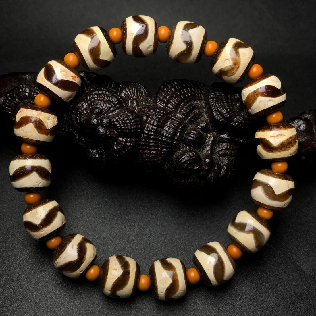 An Exquisite Dzi Bead Bracelet: An Exquisite Dzi Bead Bracelet,Size:11mm*16 天珠手串
