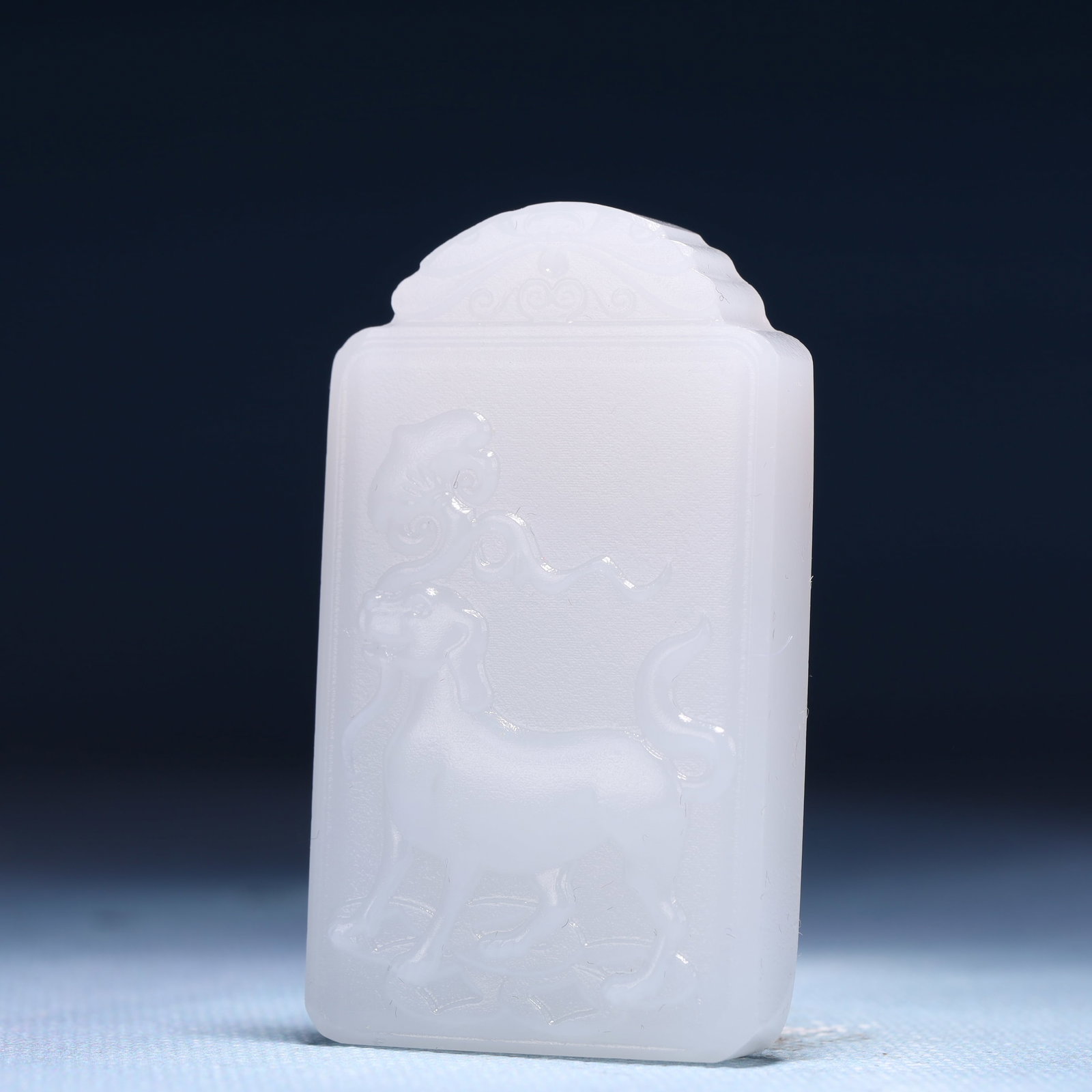 An Exquisite White Jade Dog Pattern Pendant - 2