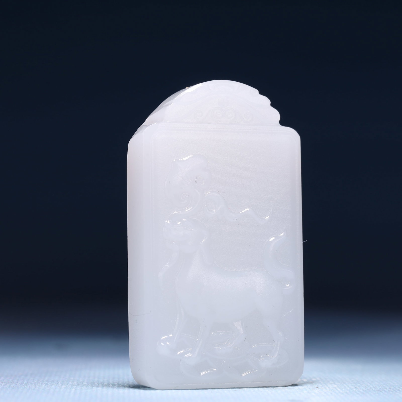 An Exquisite White Jade Dog Pattern Pendant - 3