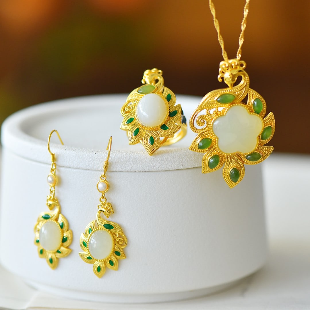 A Set of Fine Sterling Silver-Gold Plated Inlaid White Jade Jewelrys: A Set of Fine Sterling Silver-Gold Plated Inlaid White Jade Jewelrys 一套纯银镀金镶白玉首饰