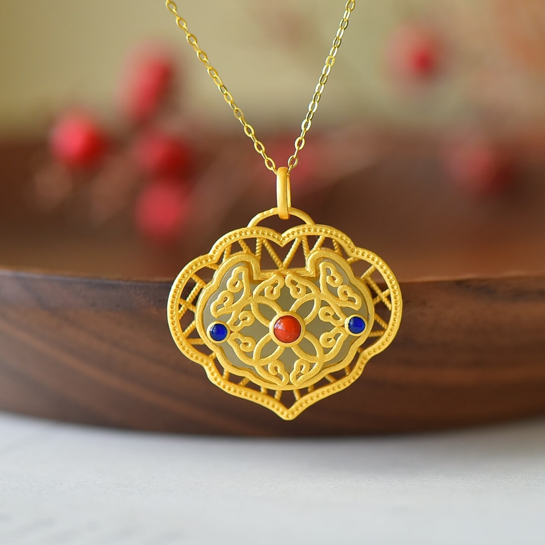 An Exquisite Sterling Silver Inlaid Jasper Auspicious Cloud Pattern Necklace: An Exquisite Sterling Silver Inlaid Jasper Auspicious Cloud Pattern Necklace 纯银镶碧玉祥云纹项链