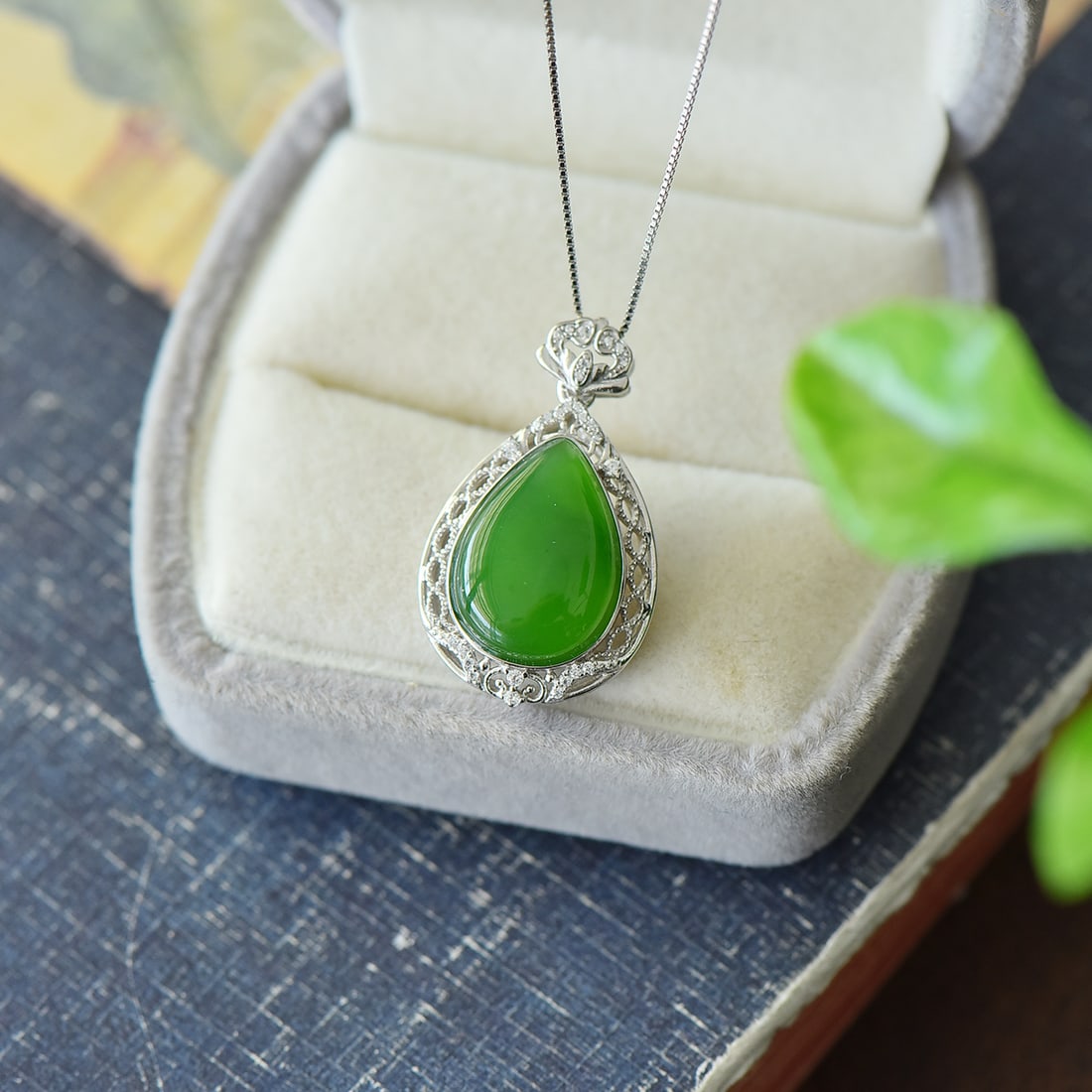 An Exquisite Sterling Silver Inlaid Jasper Necklace,Inlaid Diamond: An Exquisite Sterling Silver Inlaid Jasper Necklace,Inlaid Diamond,Size:19mmx32mm 纯银镶碧玉项链,嵌钻石
