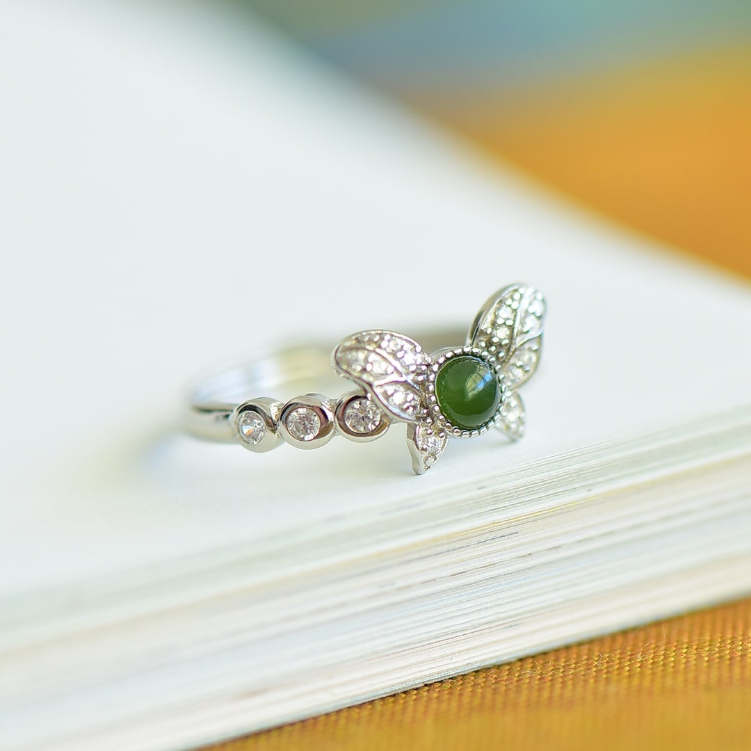 An Exquisite Sterling Silver Inlaid Jasper Ring: An Exquisite Sterling Silver Inlaid Jasper Ring 纯银镶碧玉戒指