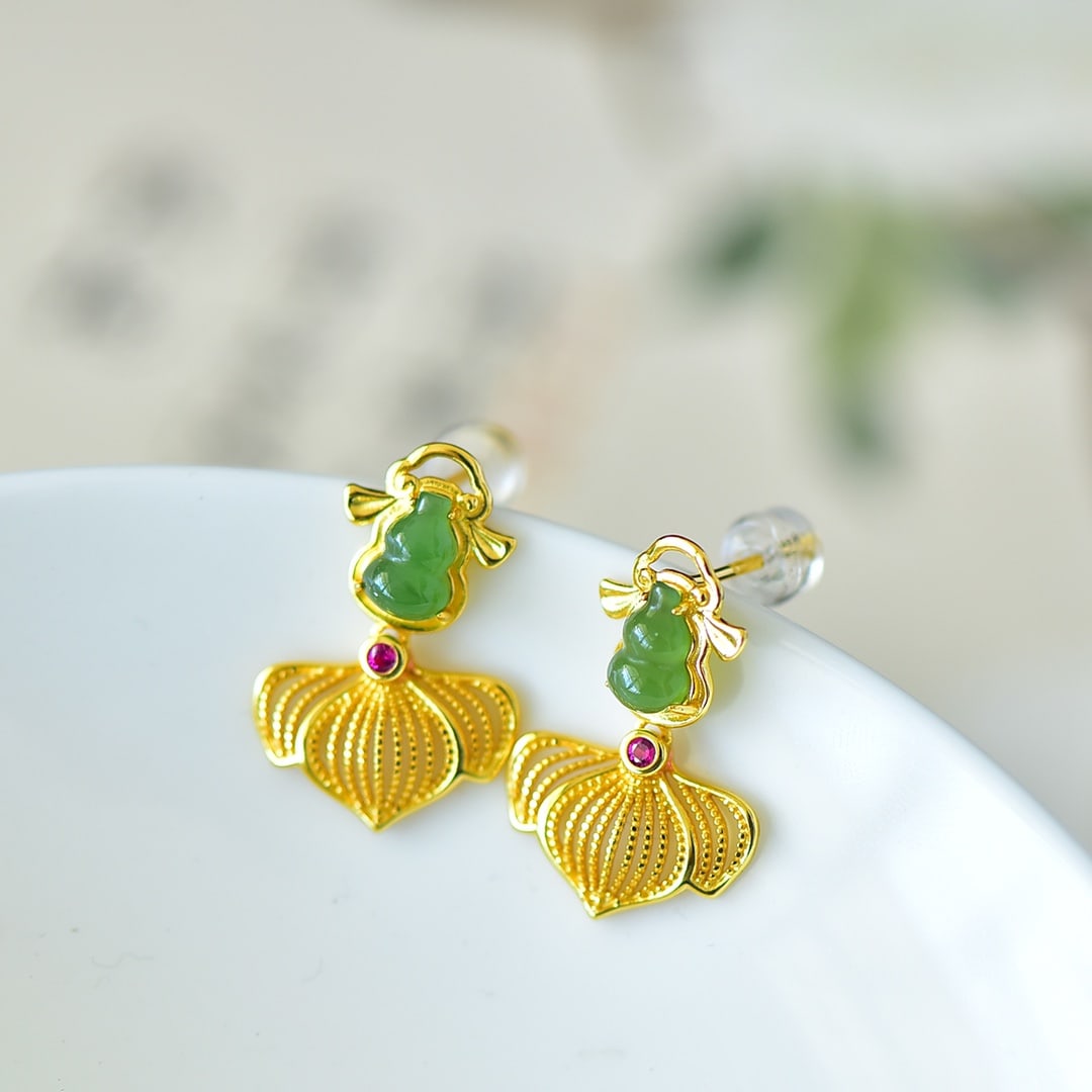A Pair of Exquisite Sterling Silver-Gold Plated Inlaid Jasper Earrings: A Pair of Exquisite Sterling Silver-Gold Plated Inlaid Jasper Earrings,Size:5mmx7mm 一对纯银镀金镶碧玉耳环
