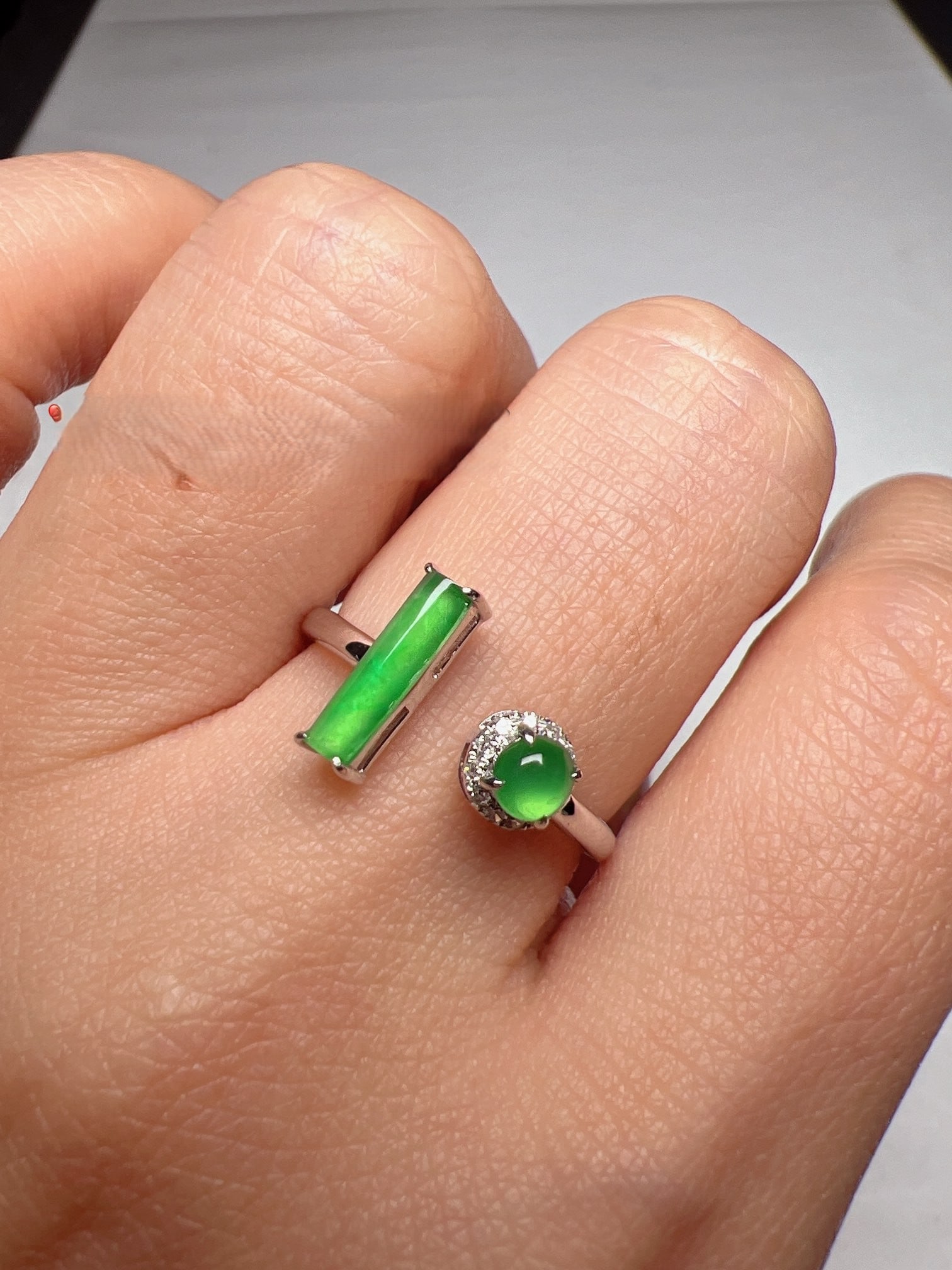 An Exquisite 18k Gold Diamond Inlaid Jadeite Ring: An Exquisite 18k Gold Diamond Inlaid Jadeite Ring,Size:3.8mm/9.8mmx2.8mm #14 18k金钻石镶嵌翡翠戒指
