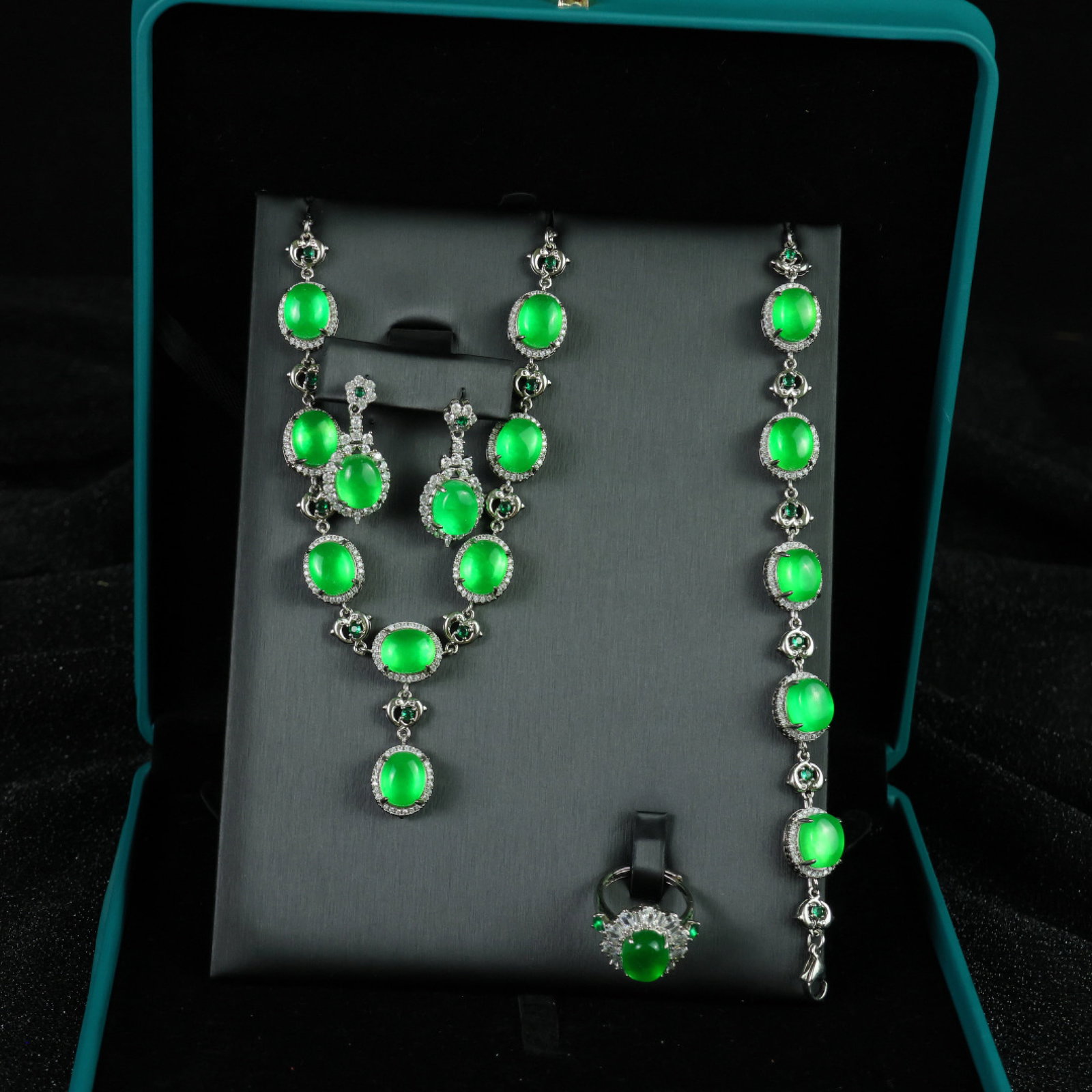 A Set of Fine Jewelry: A Set of Fine Jewelry 一套精美的首饰