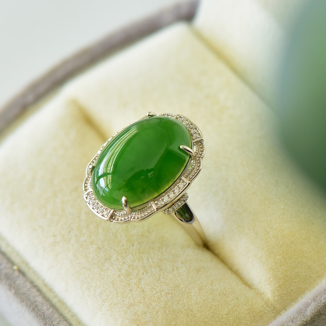 An Exquisite Sterling Silver Inlaid Jasper Ring,Inlaid Diamond: An Exquisite Sterling Silver Inlaid Jasper Ring,Inlaid Diamond,Size:17mmx21mm 纯银镶碧玉戒指,嵌钻石