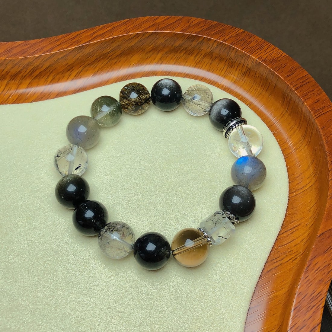 An Exquisite Crystal Bracelet: An Exquisite Crystal Bracelet,Size:12.5mm,Weight:41.6g 水晶手串