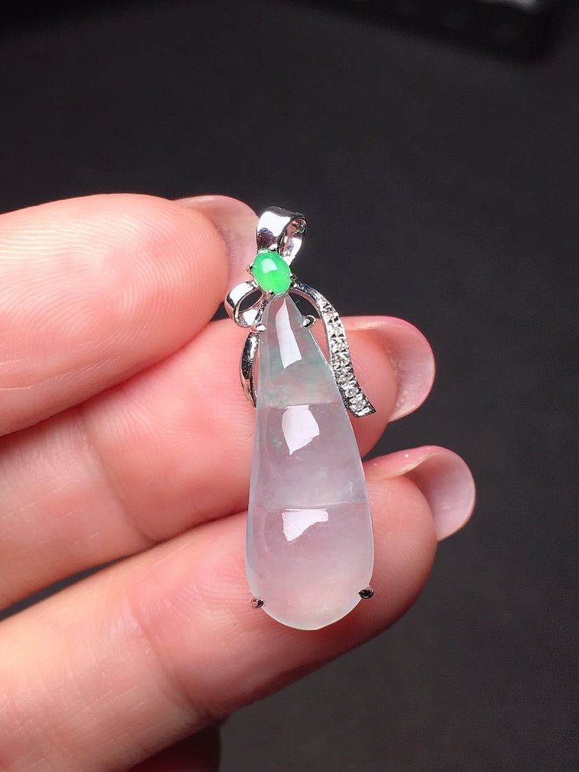 An Exquisite 18k Gold Diamond Inlaid Jadeite Pendant: An Exquisite 18k Gold Diamond Inlaid Jadeite Pendant,Size(Loose Stone):22.8mmx8.6mm 18k金钻镶嵌翡翠吊坠