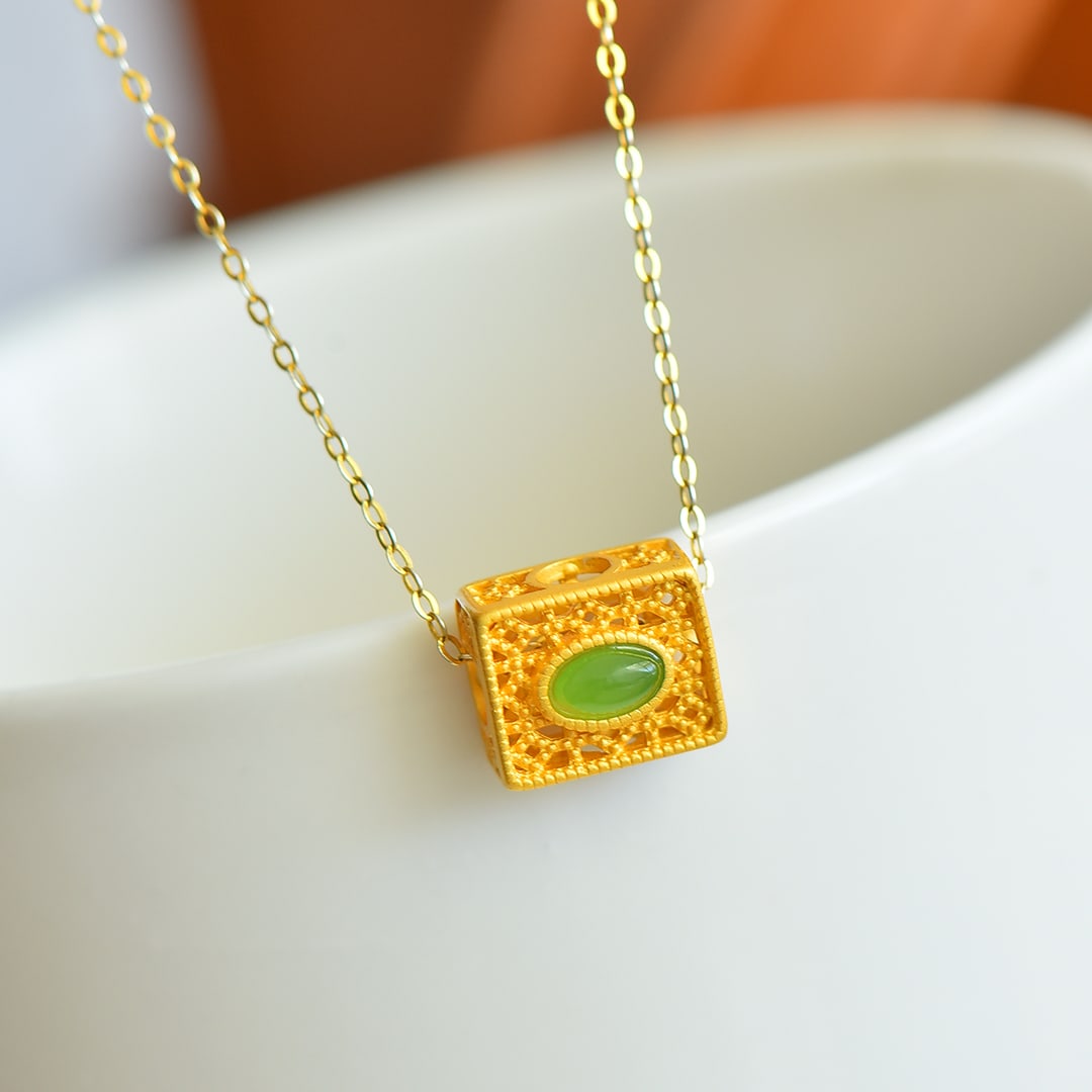 An Exquisite Sterling Silver-Gold Plated Inlaid Jasper Pendant: An Exquisite Sterling Silver-Gold Plated Inlaid Jasper Pendant,Size:3mmx5mm 纯银镀金镶碧玉项链