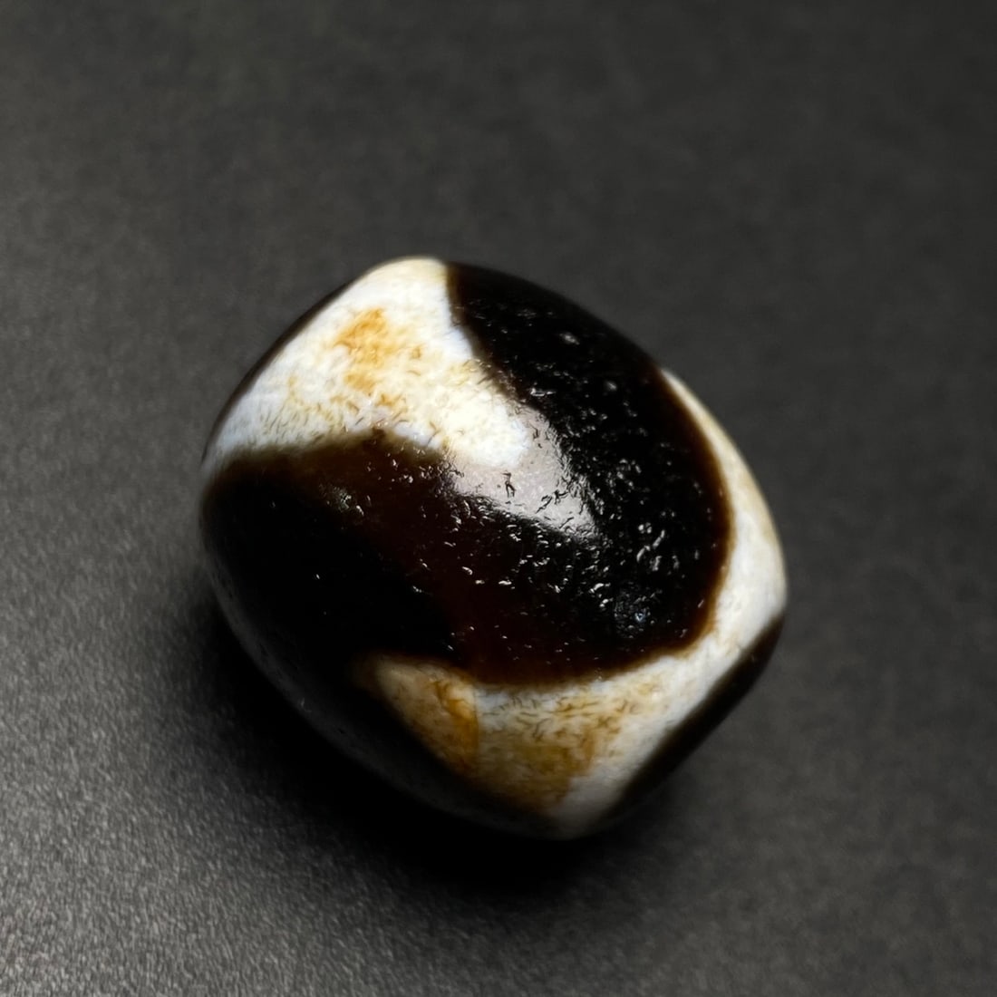An Exquisite Dzi Bead Pendant: An Exquisite Dzi Bead Pendant,Size:21mmx18mm,Weight:11.3g 天珠挂件