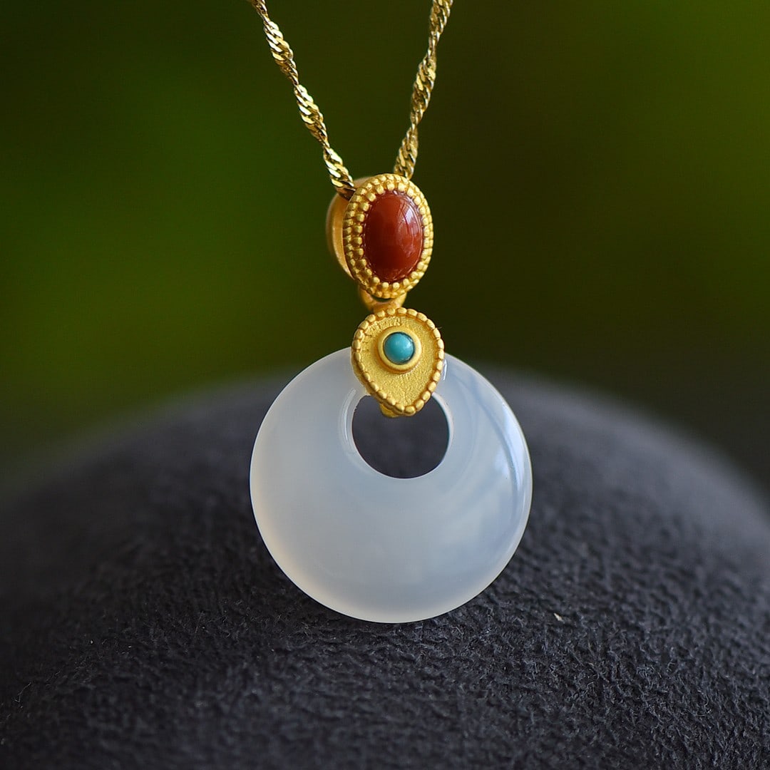 An Exquisite Sterling Silver-Gold Plated Inlaid Agate Pendant: An Exquisite Sterling Silver-Gold Plated Inlaid Agate Pendant,Size:20mmx20mm 纯银镀金镶玛瑙吊坠