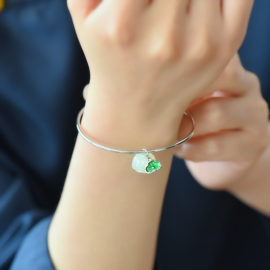 An Exquisite Sterling Silver Inlaid White Jade Enamel Bracelets: An Exquisite Sterling Silver Inlaid White Jade Enamel Bracelets,Size:12mmx12mm 纯银镶白玉珐琅手镯
