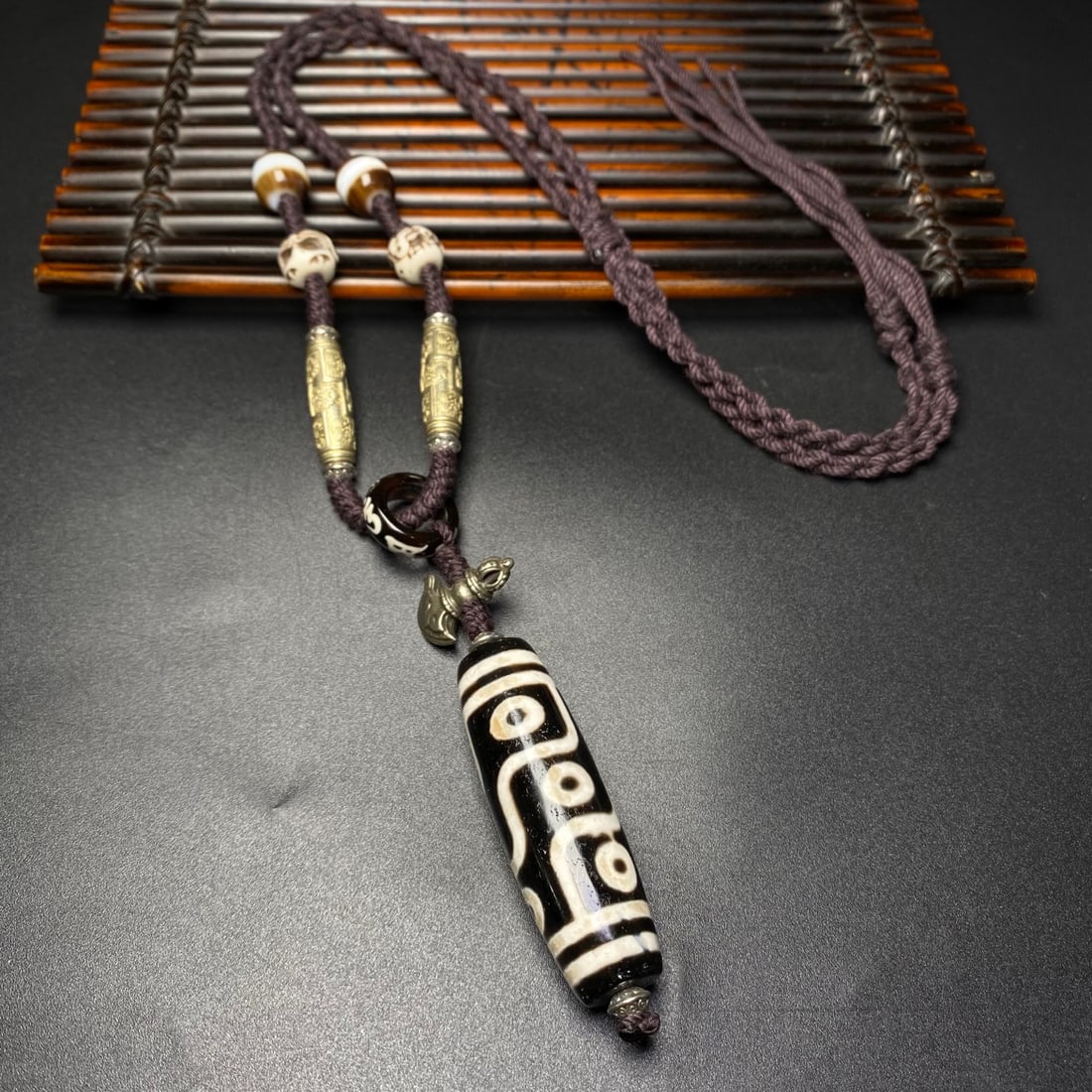 A Precious Dzi Bead Necklace: A Precious Dzi Bead Necklace,Size:56mmx17mm 天珠项链