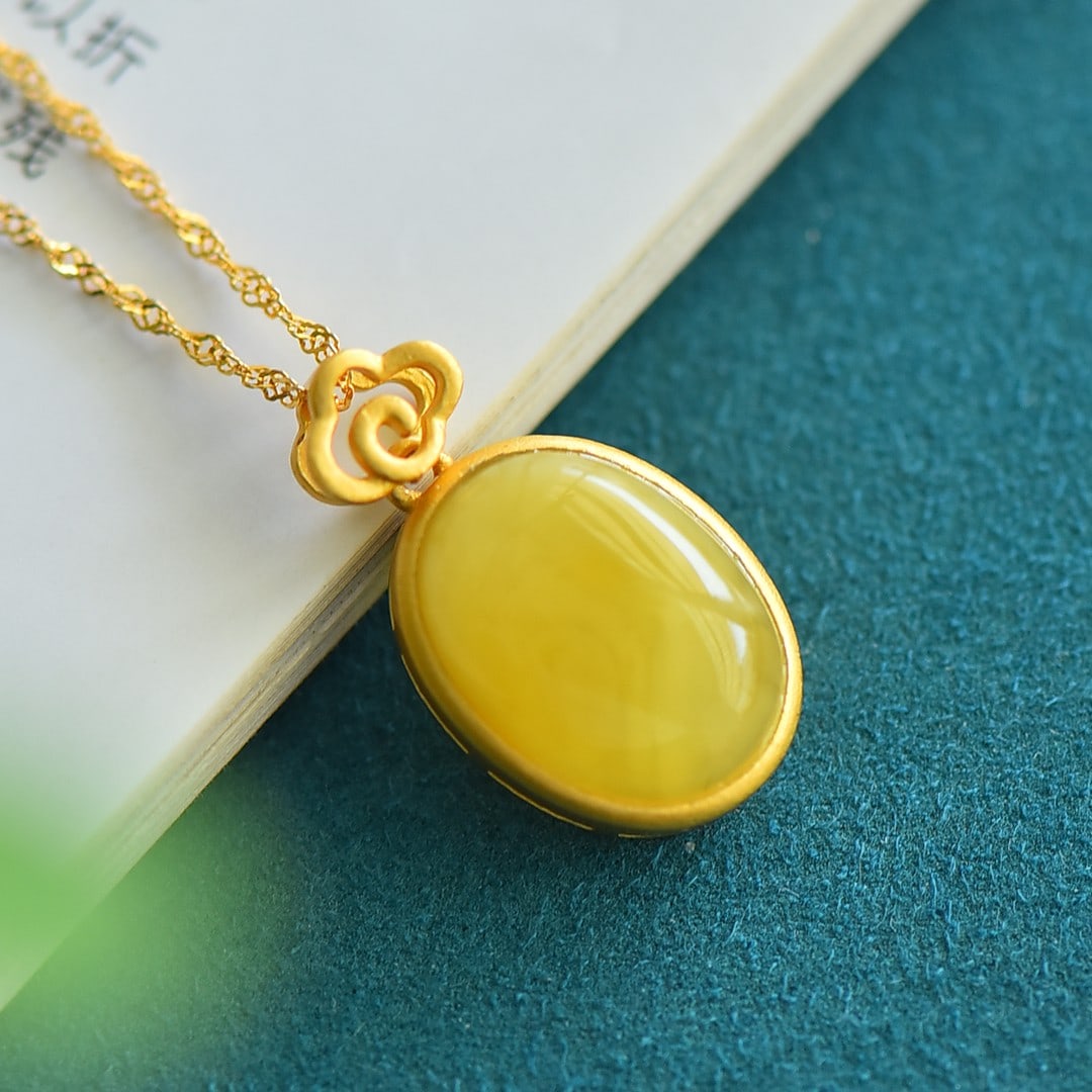 An Exquisite Sterling Silver-Gold Plated Inlaid Amber Pendant: An Exquisite Sterling Silver-Gold Plated Inlaid Amber Pendant,Size:12mmx16mm 纯银镀金镶琥珀吊坠