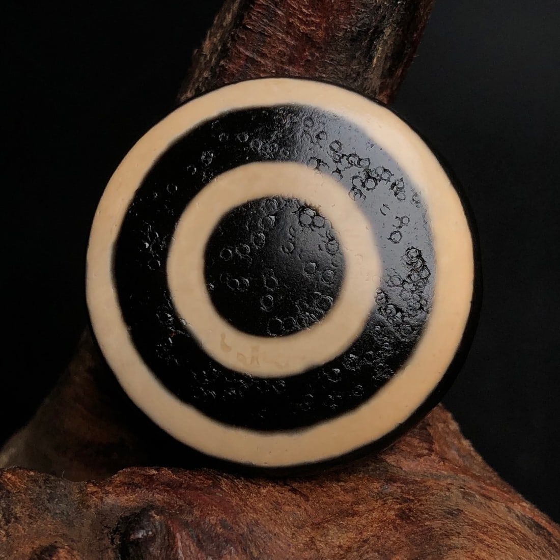 An Exquisite Dzi Bead Pendant: An Exquisite Dzi Bead Pendant,Size:30mmx10mm,Weight:13.2g 天珠挂件